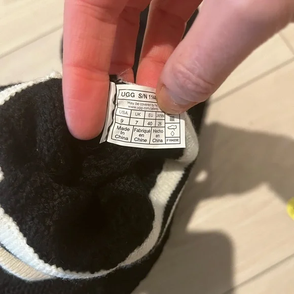 NWOT Ugg Platform Sweater Letter Boots - Size 9 - Picture 12 of 12